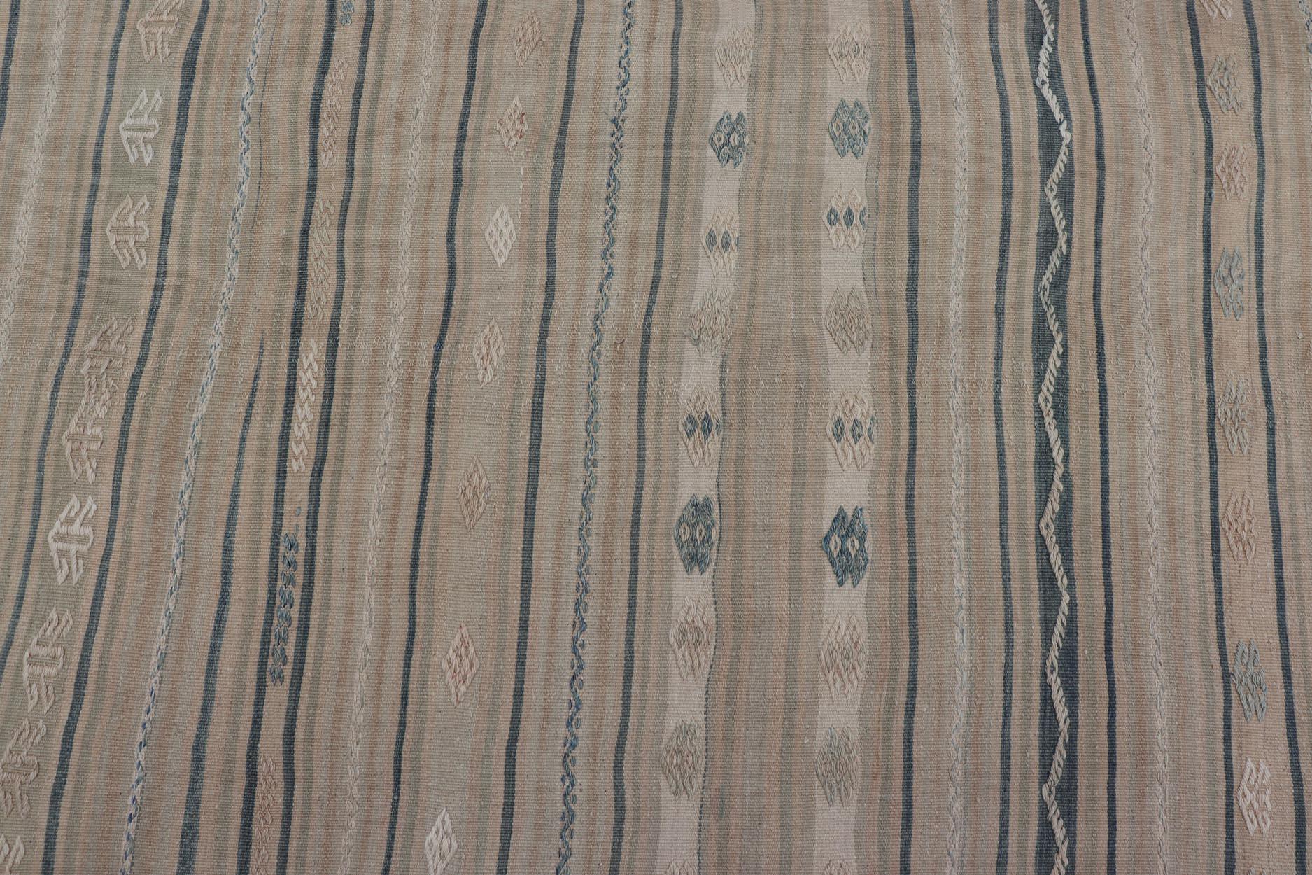 Rug & (a) Gallery Kilim Vintage en beige, ivoire et bleu doux 4'6 x 13'5 en vente 3