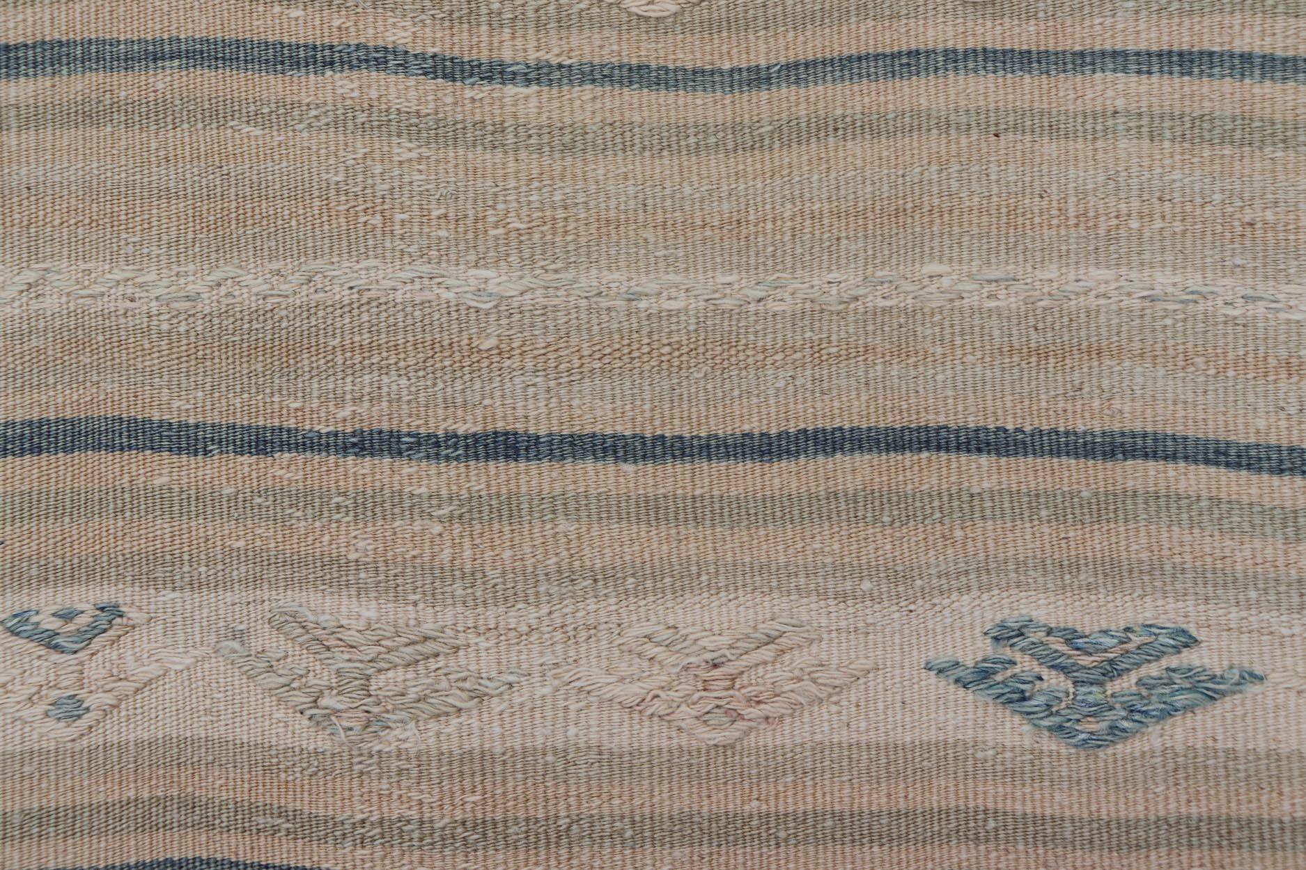 Mesures : 4'6 x 13'5   

Rug & (a) Gallery Kilim Vintage en beige, ivoire et bleu doux 4'6 x 13'5.
Keivan Woven Arts / tapis/EN-15943, pays d'origine / type : Turquie / Kilim, circa 1950

Ce tapis Rug & Kilim turc vintage présente un magnifique et