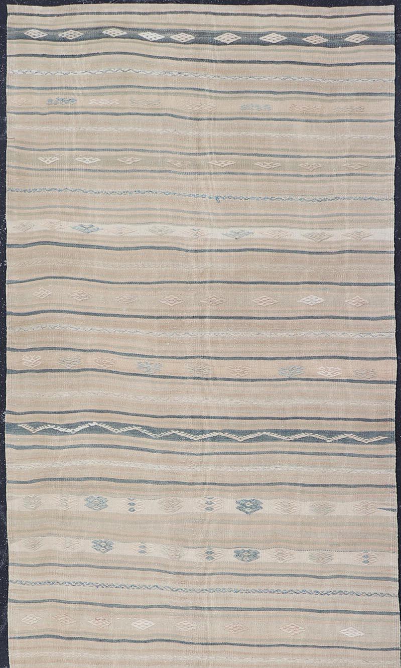 Turc Rug & (a) Gallery Kilim Vintage en beige, ivoire et bleu doux 4'6 x 13'5 en vente