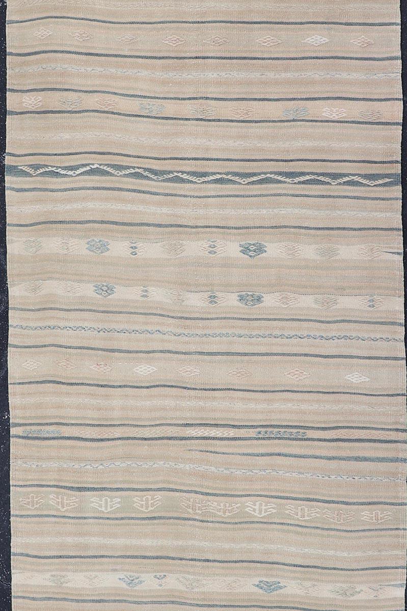 Tissé à la main Rug & (a) Gallery Kilim Vintage en beige, ivoire et bleu doux 4'6 x 13'5 en vente