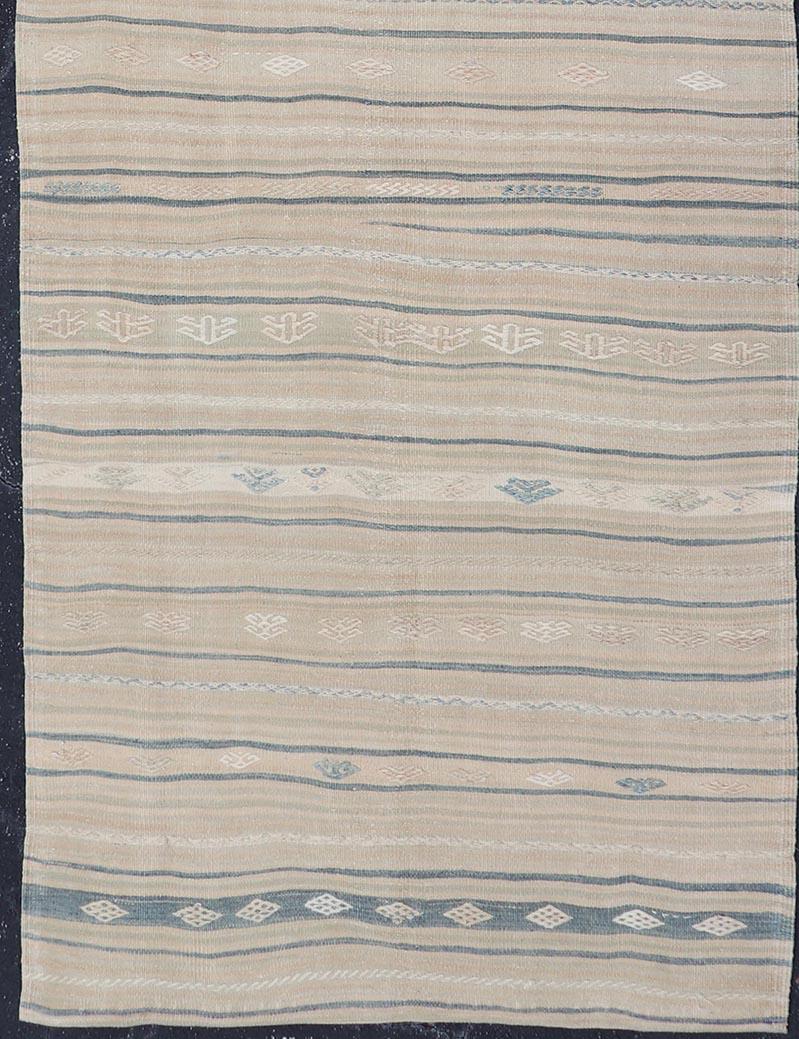 Rug & (a) Gallery Kilim Vintage en beige, ivoire et bleu doux 4'6 x 13'5 Bon état - En vente à Atlanta, GA