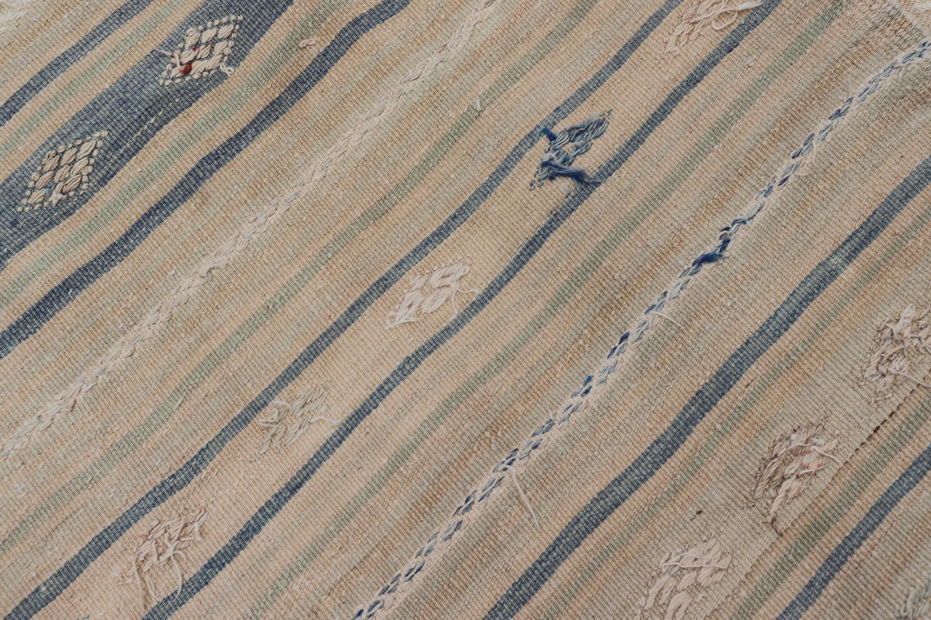 20ième siècle Rug & (a) Gallery Kilim Vintage en beige, ivoire et bleu doux 4'6 x 13'5 en vente