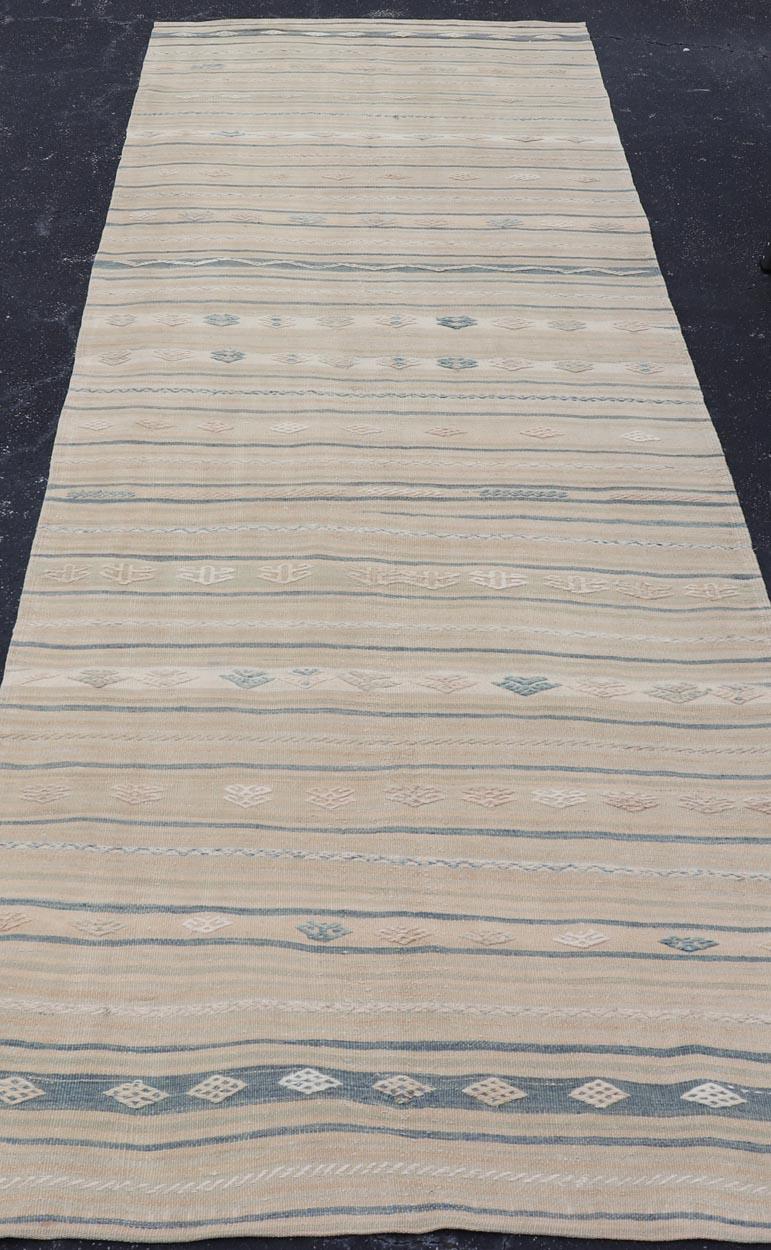 Laine Rug & (a) Gallery Kilim Vintage en beige, ivoire et bleu doux 4'6 x 13'5 en vente
