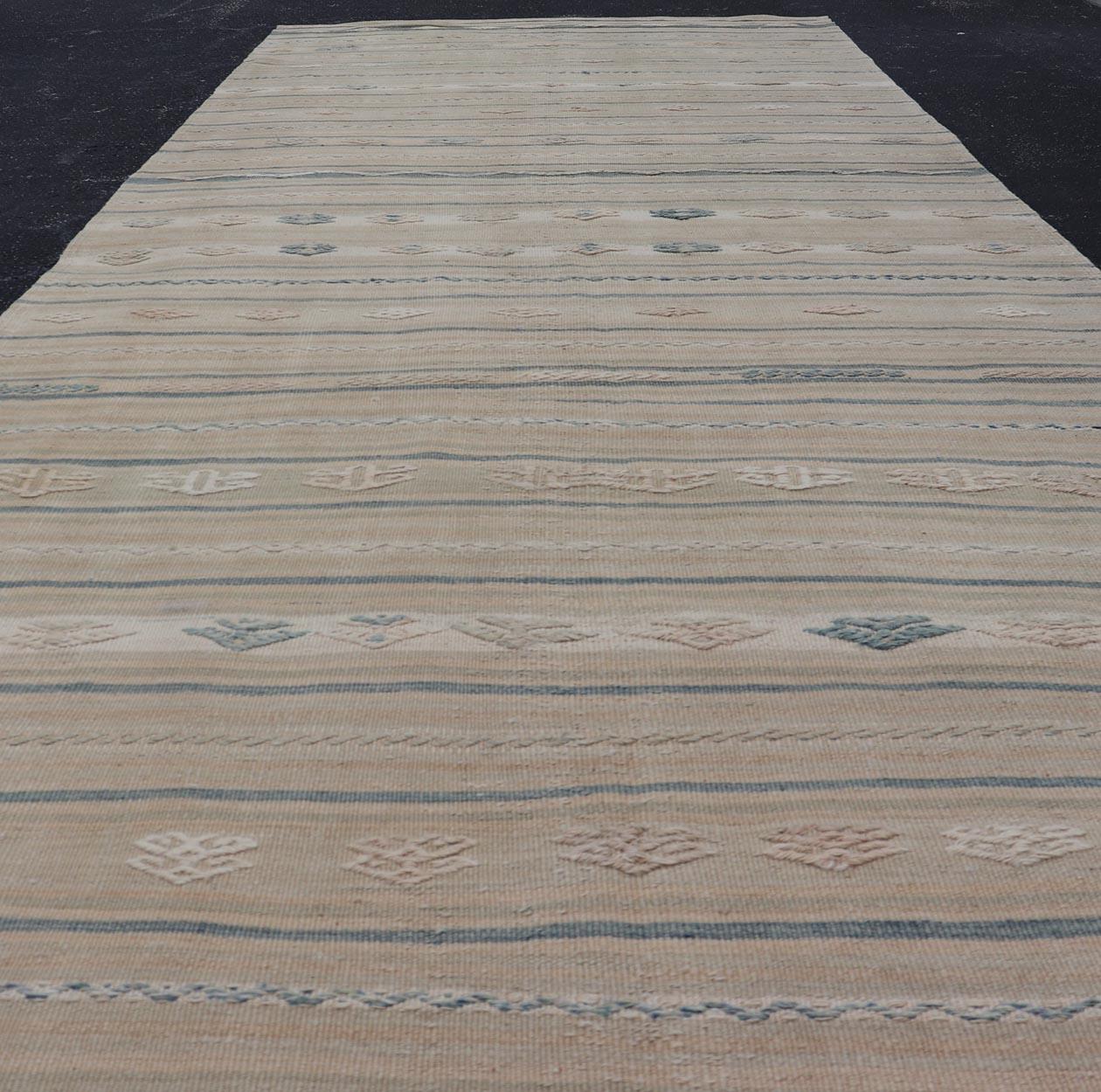 Rug & (a) Gallery Kilim Vintage en beige, ivoire et bleu doux 4'6 x 13'5 en vente 1