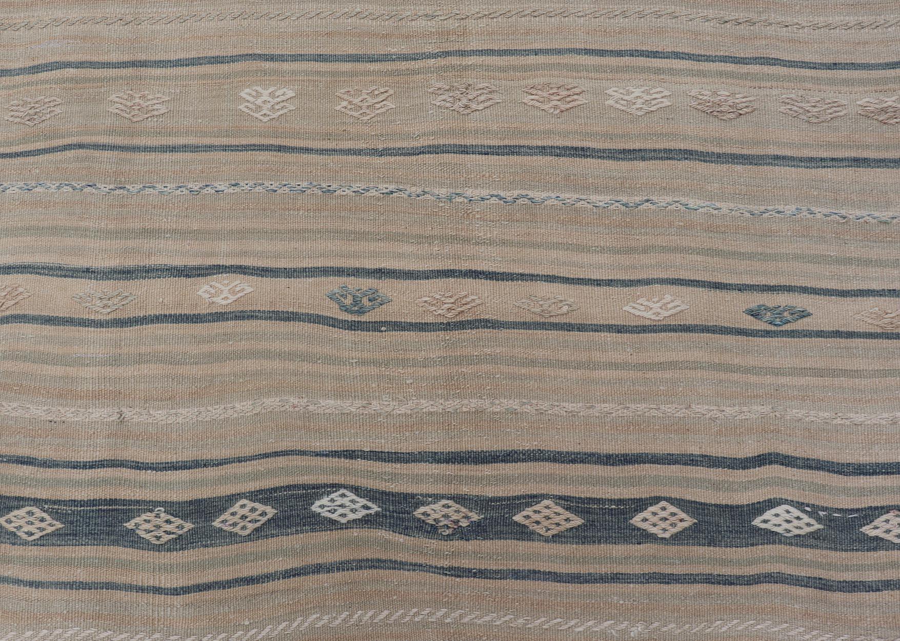 Rug & (a) Gallery Kilim Vintage en beige, ivoire et bleu doux 4'6 x 13'5 en vente 2