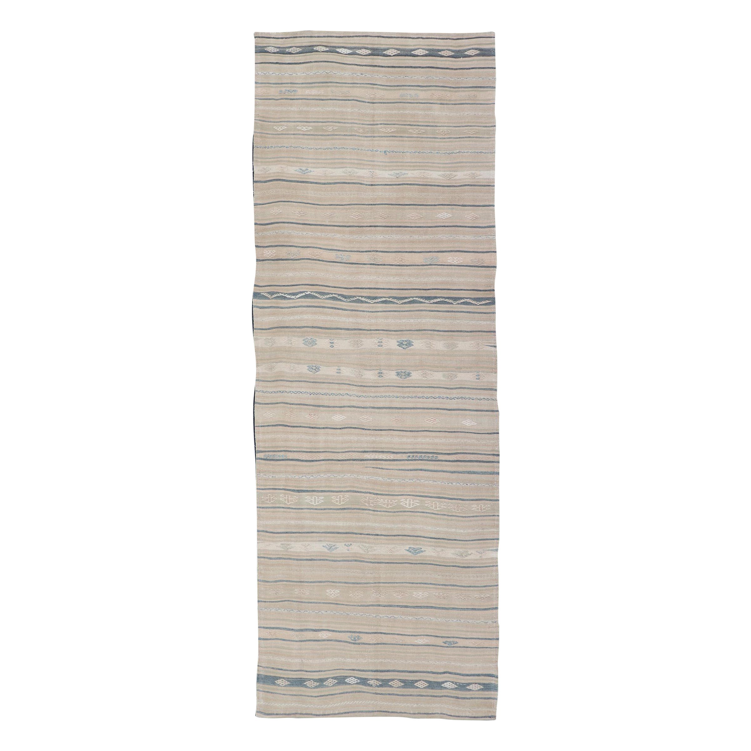 Rug & (a) Gallery Kilim Vintage en beige, ivoire et bleu doux 4'6 x 13'5