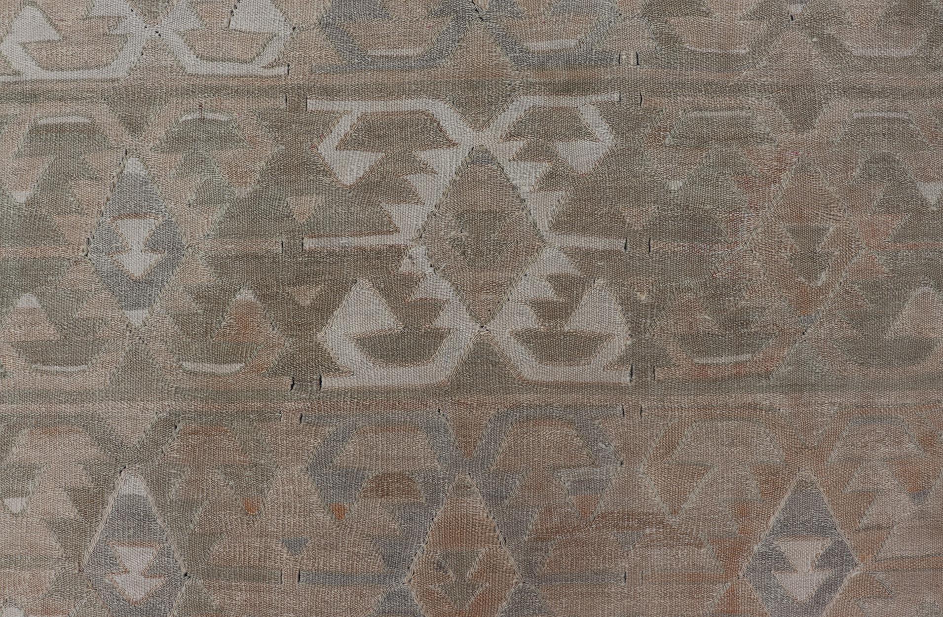 Tapis Kilim turc vintage à motifs géométriques tribaux terreux 5'4 x 11'3 en vente 3