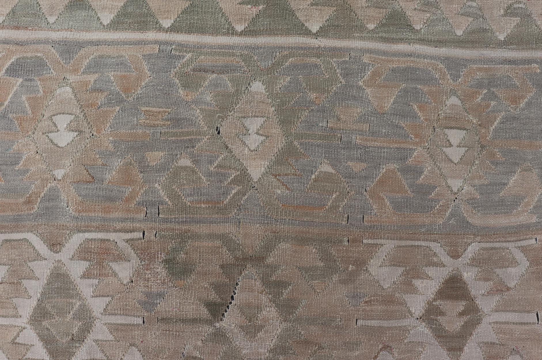 Mesures : 5'4 x 11'3 
Vintage Turkish Gallery Kilim Rug in Earthy Tribal Geometric Pattern 5'4 x 11'3. Keivan Woven Arts / Tapis / EN-15883 Pays d'origine / type : Turquie / Kilim 

Le kilim vintage de la galerie turque présente un mélange