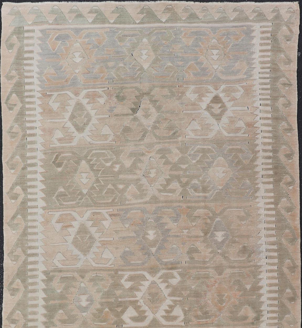 Tissé à la main Tapis Kilim turc vintage à motifs géométriques tribaux terreux 5'4 x 11'3 en vente