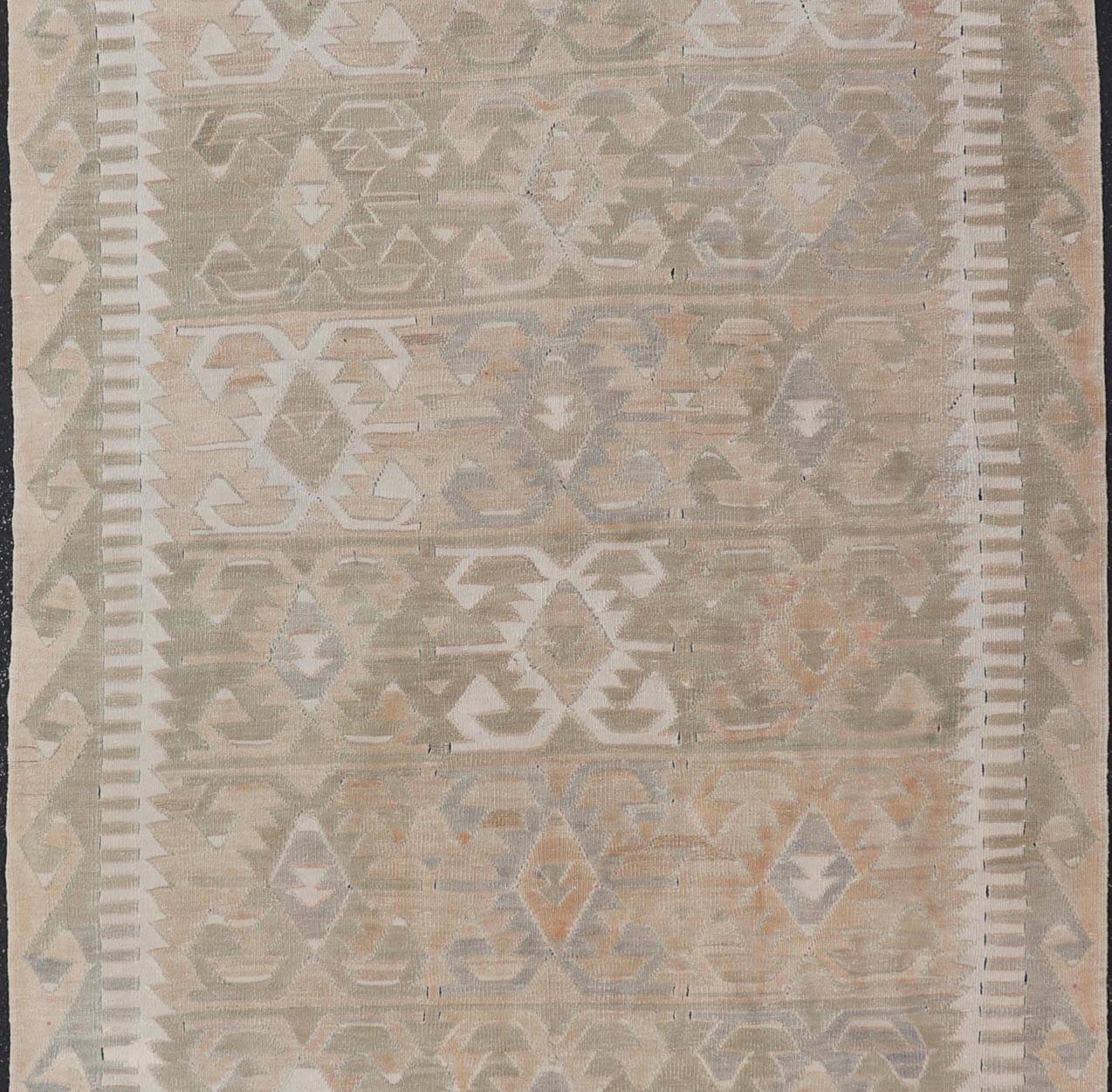 Tapis Kilim turc vintage à motifs géométriques tribaux terreux 5'4 x 11'3 Bon état - En vente à Atlanta, GA