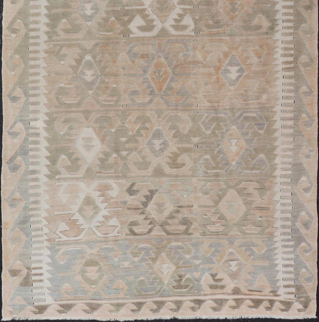 20ième siècle Tapis Kilim turc vintage à motifs géométriques tribaux terreux 5'4 x 11'3 en vente