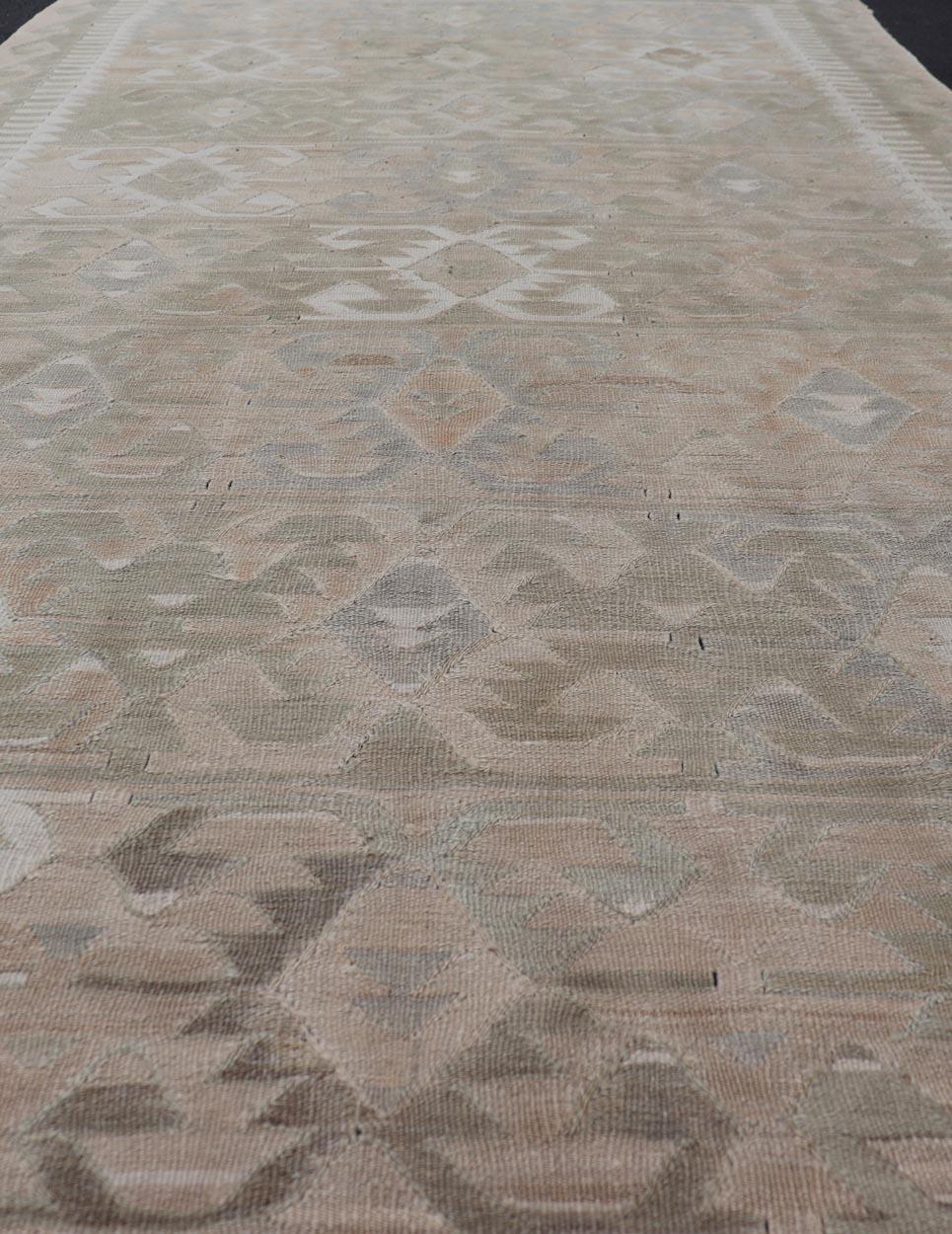 Tapis Kilim turc vintage à motifs géométriques tribaux terreux 5'4 x 11'3 en vente 1