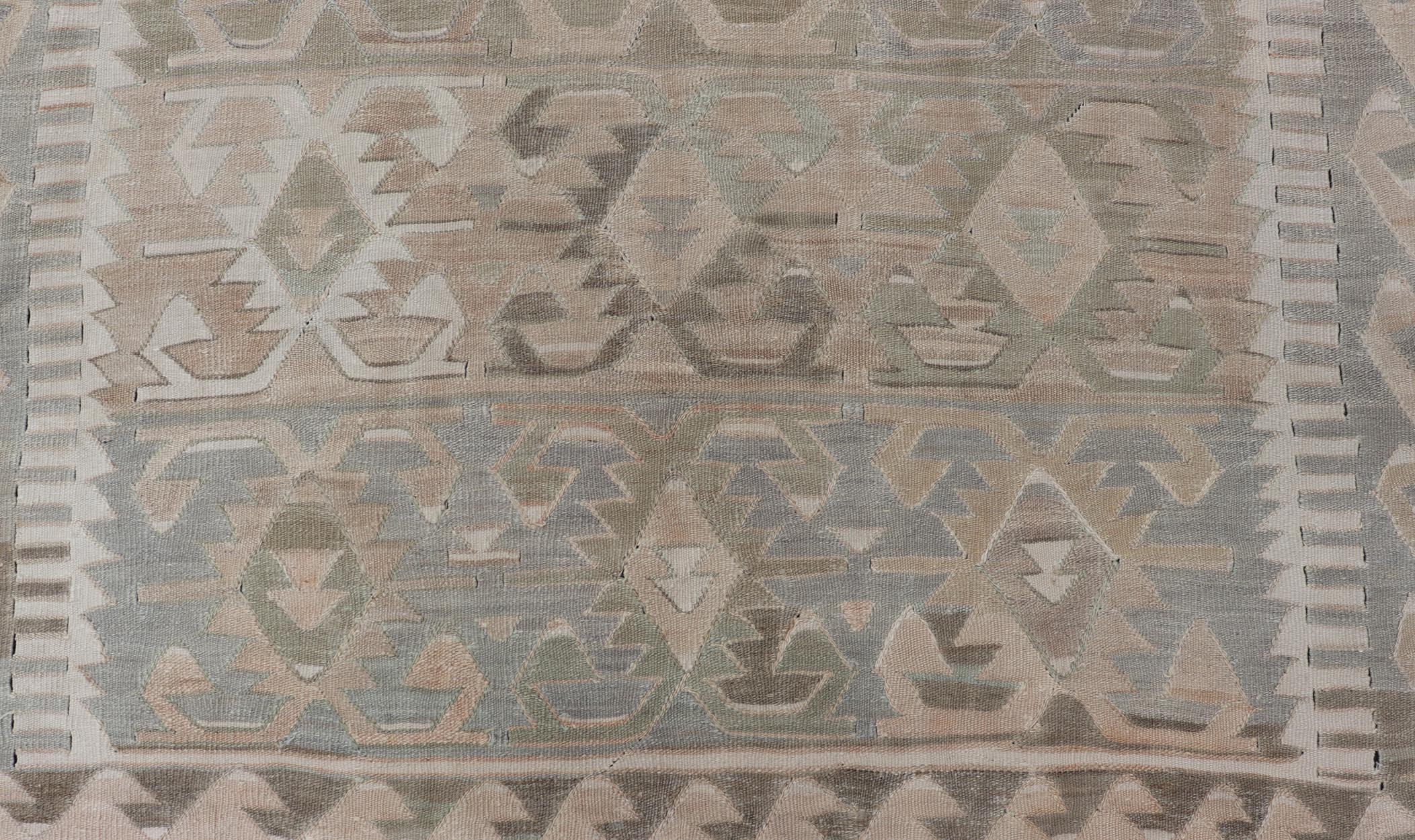 Tapis Kilim turc vintage à motifs géométriques tribaux terreux 5'4 x 11'3 en vente 2