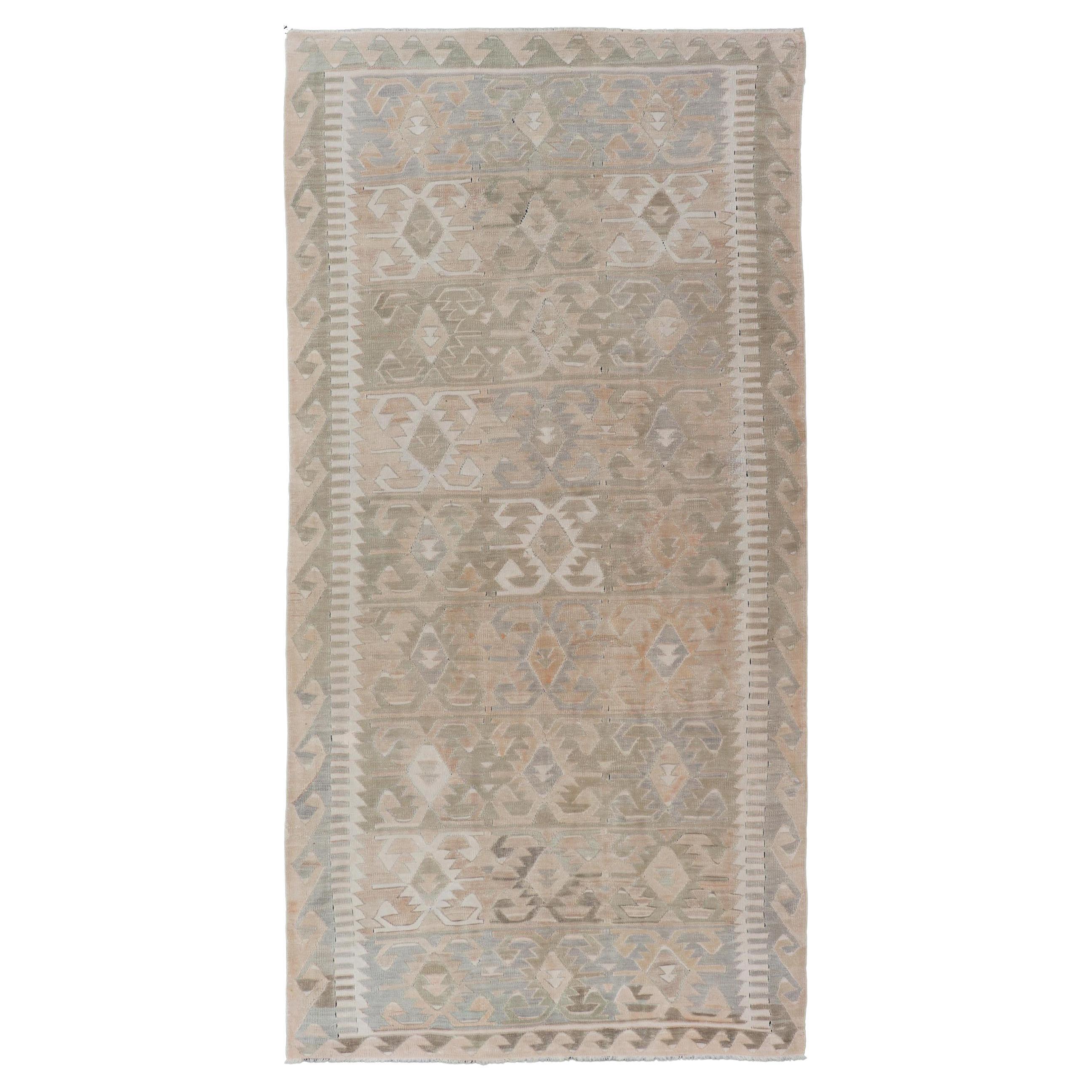 Türkischer Galerie-Kelim-Teppich im Vintage-Stil in Erdtönen mit geometrischem Stammesmuster, 5'4 x 11'3