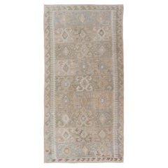 Vintage Rug & Kilim della Galleria Turca con motivi geometrici tribali di terra 5'4 x 11'3