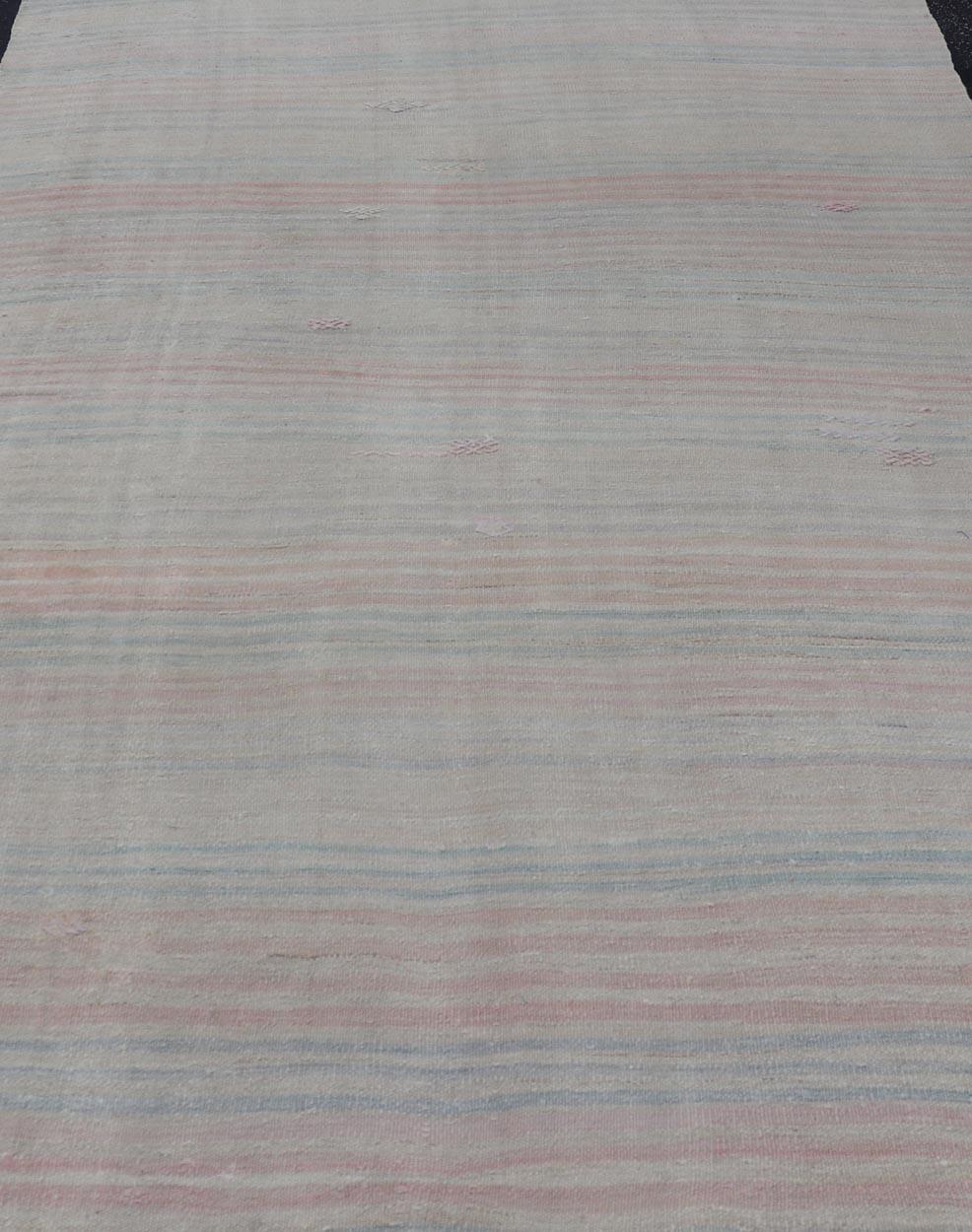 Misure: 6'10 x 11'6
Vintage Rug & Kilim turco a strisce pastello 6'10 x 11'6. Keivan Woven Arts / Tappeto / EN-14453 Paese d'origine / tipo: Turchia / Kilim

Il tappeto turco vintage Rug & Kilim presenta un affascinante motivo a strisce pastello,