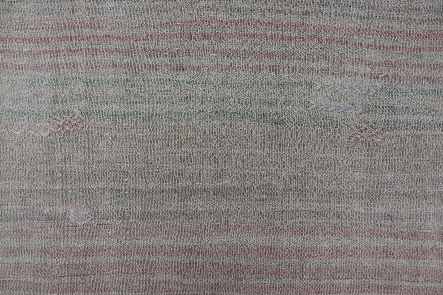 Vintage Rug & Kilim turco a strisce morbide e pastello 6'10 x 11'6 In condizioni buone in vendita a Atlanta, GA