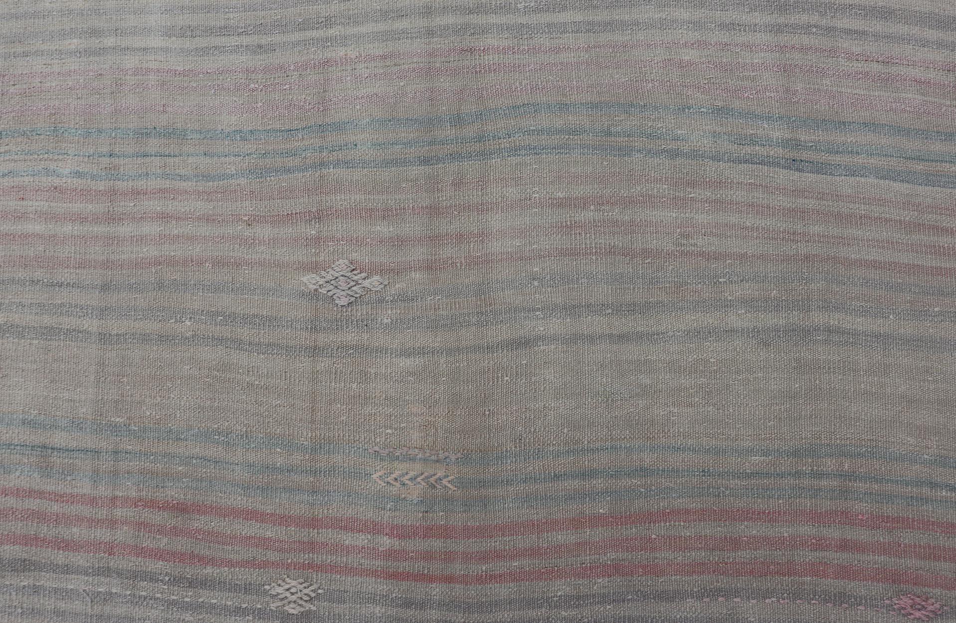 XX secolo Vintage Rug & Kilim turco a strisce morbide e pastello 6'10 x 11'6 in vendita