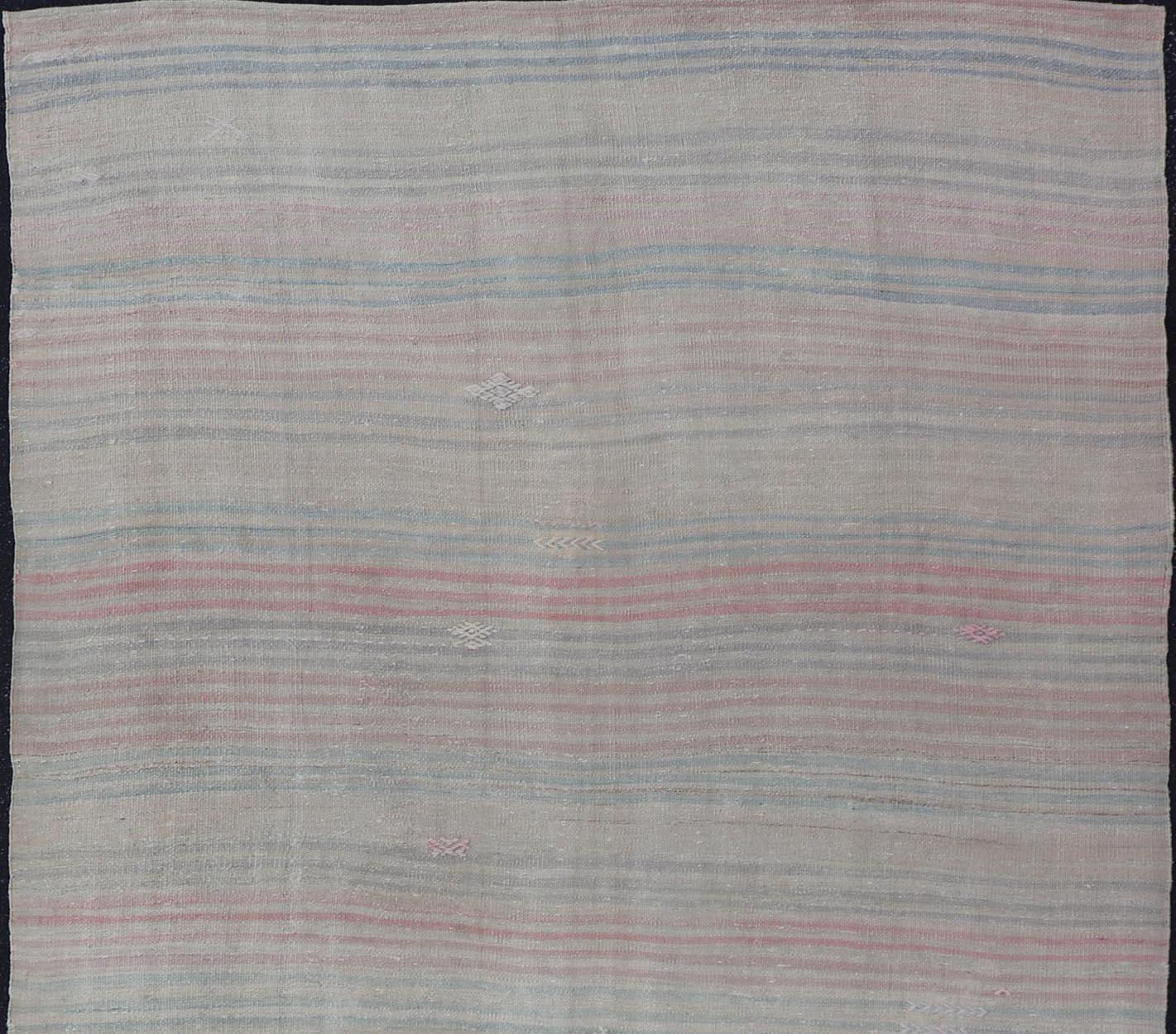 Lana Vintage Rug & Kilim turco a strisce morbide e pastello 6'10 x 11'6 in vendita