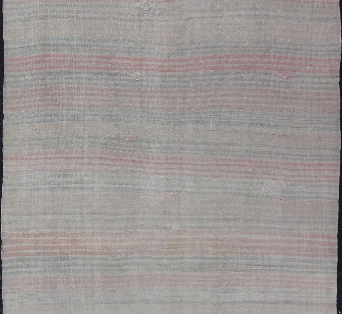 Vintage Rug & Kilim turco a strisce morbide e pastello 6'10 x 11'6 in vendita 1