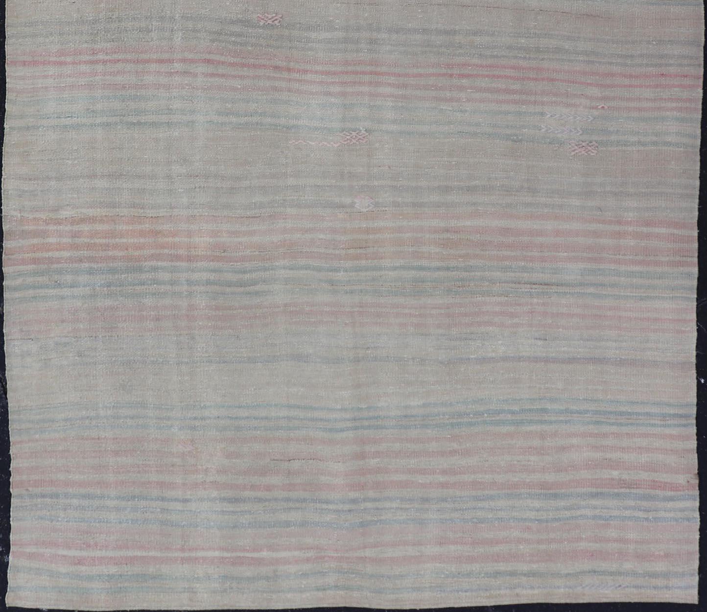 Vintage Rug & Kilim turco a strisce morbide e pastello 6'10 x 11'6 in vendita 2
