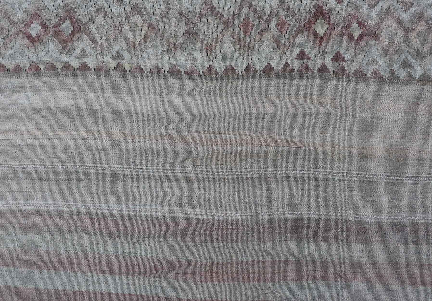 Türkischer Galerie-Kelim-Läufer im Vintage-Stil in Creme, weicher Koralle und Hellbraun im Angebot 5