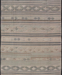 Türkischer Vintage-Galerie-Kilim mit weichen blau-grauen und sandfarbenen Streifenmotiven
