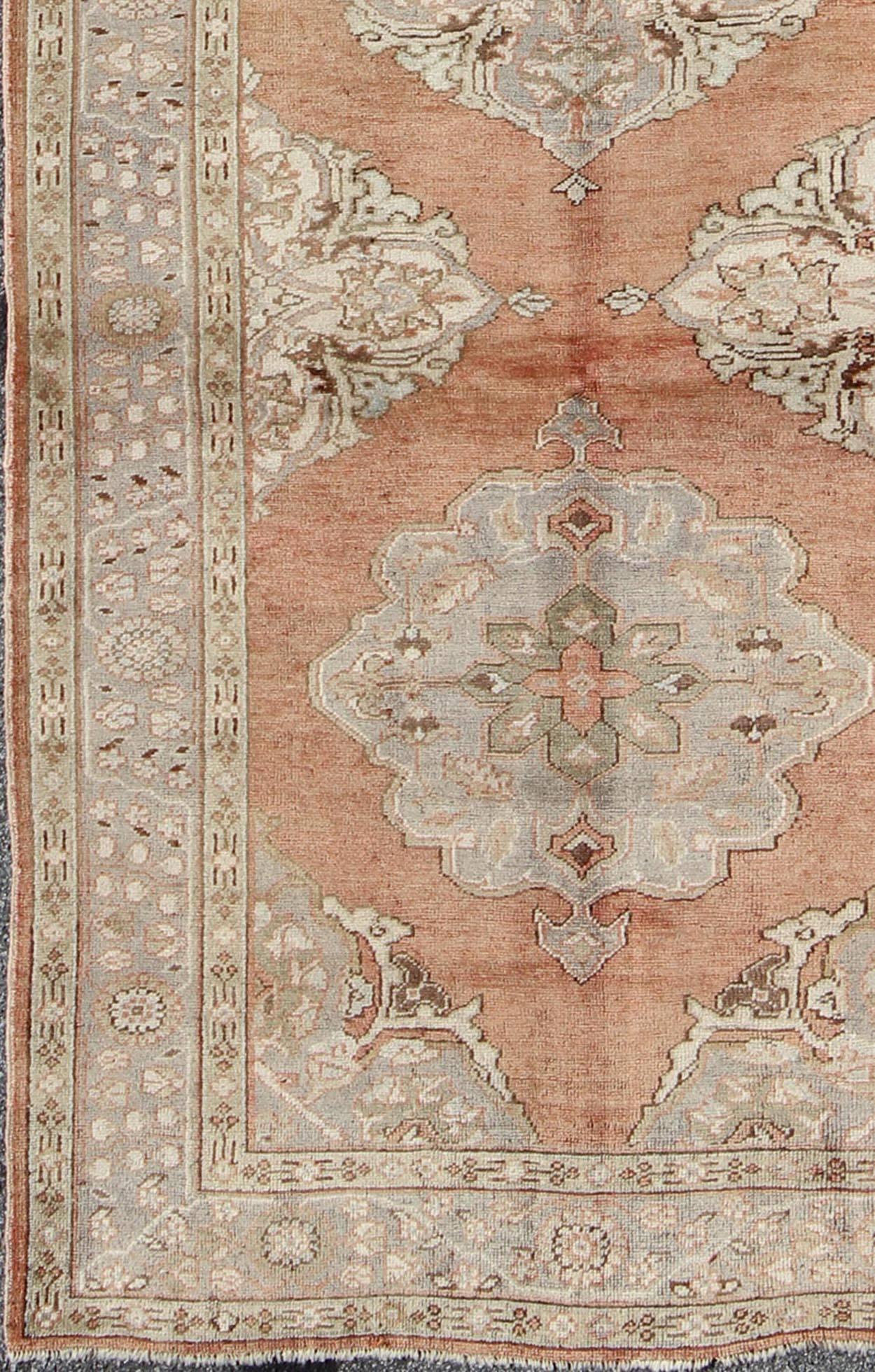 Alfombra turca vintage de galería con tres medallones florales en rojo, marfil y gris, alfombra na-54510, país de origen / tipo: Turquía / Oushak, hacia mediados del siglo XX

Este precioso corredor de Oushak vintage, procedente de la Turquía de