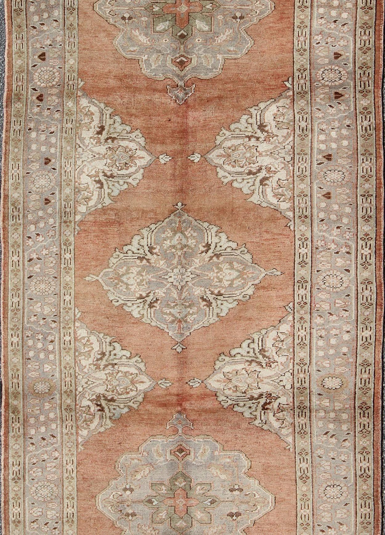 Alfombra turca vintage de galería con tres medallones florales en naranja quemado y gris Oushak en venta