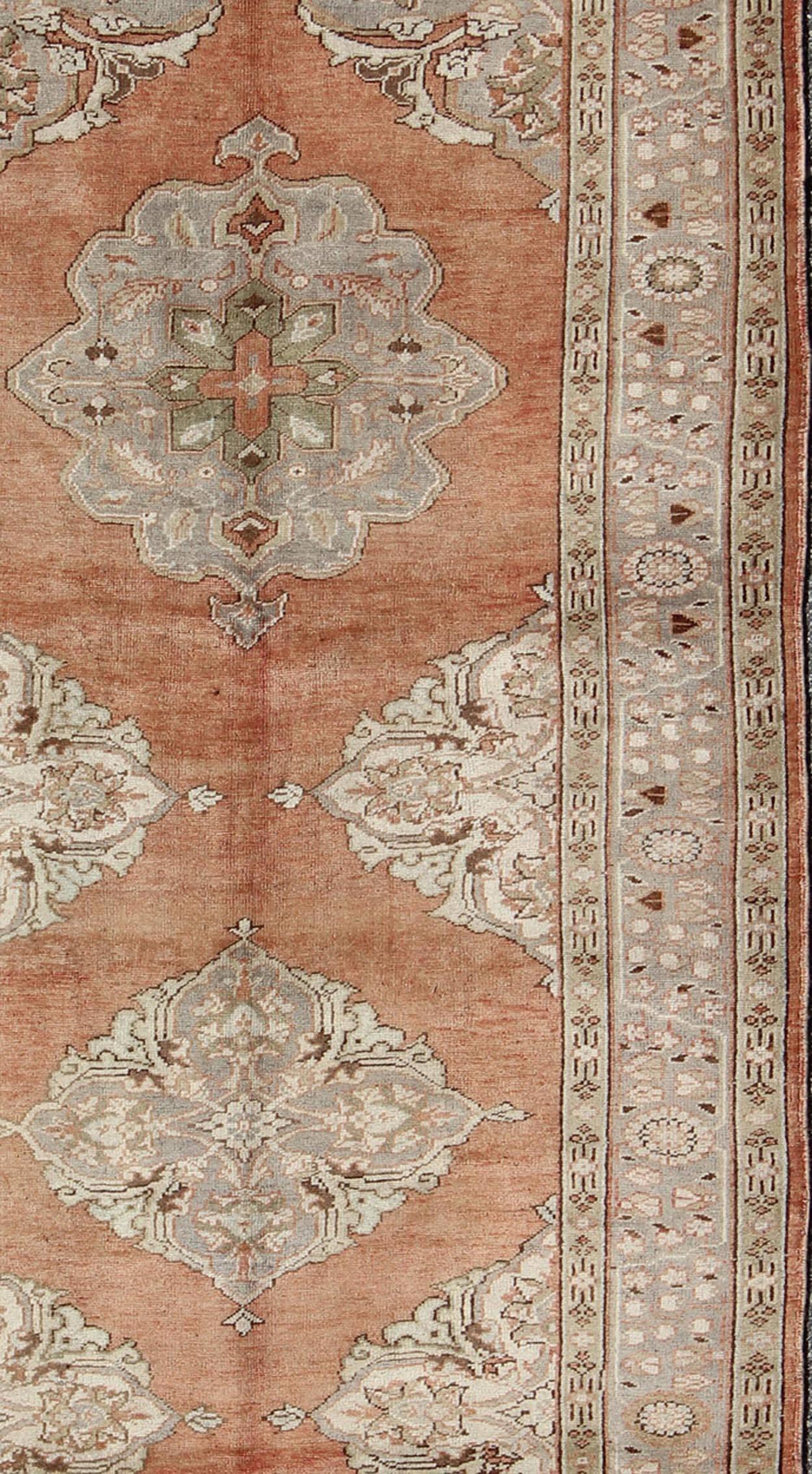 Alfombra turca vintage de galería con tres medallones florales en naranja quemado y gris Turco en venta