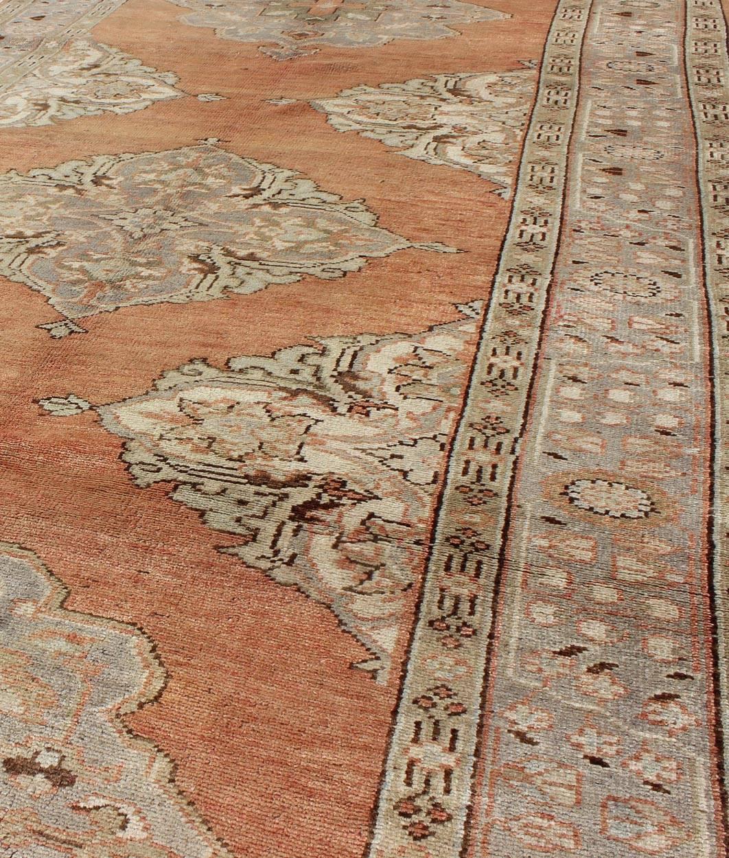 Alfombra turca vintage de galería con tres medallones florales en naranja quemado y gris Anudado a mano en venta