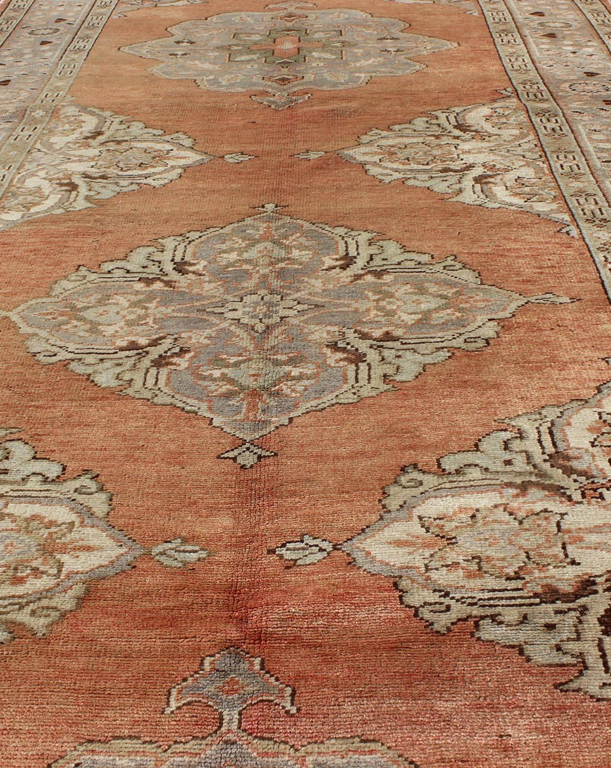 Alfombra turca vintage de galería con tres medallones florales en naranja quemado y gris en Excelente estado para la venta en Atlanta, GA