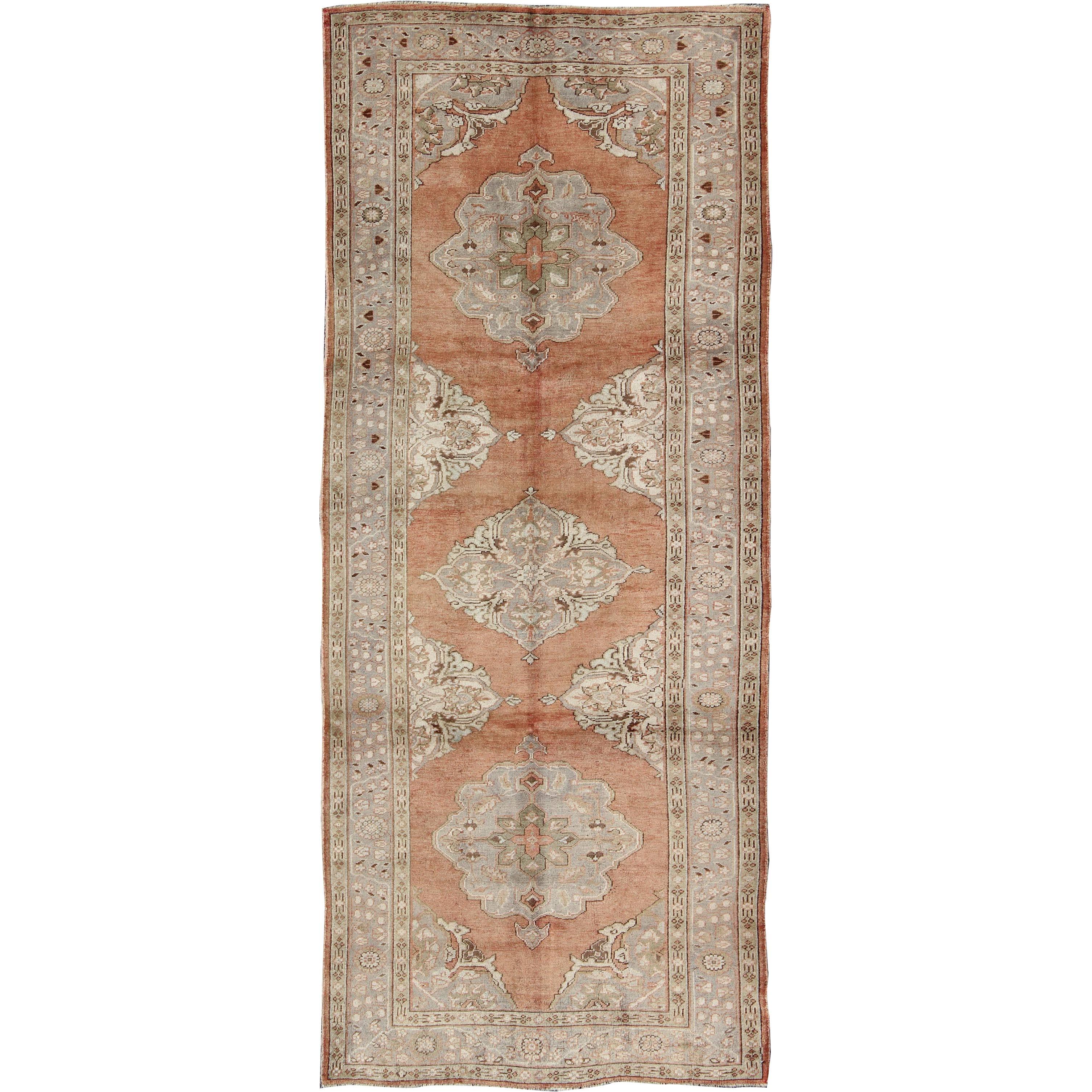 Alfombra turca vintage de galería con tres medallones florales en naranja quemado y gris en venta