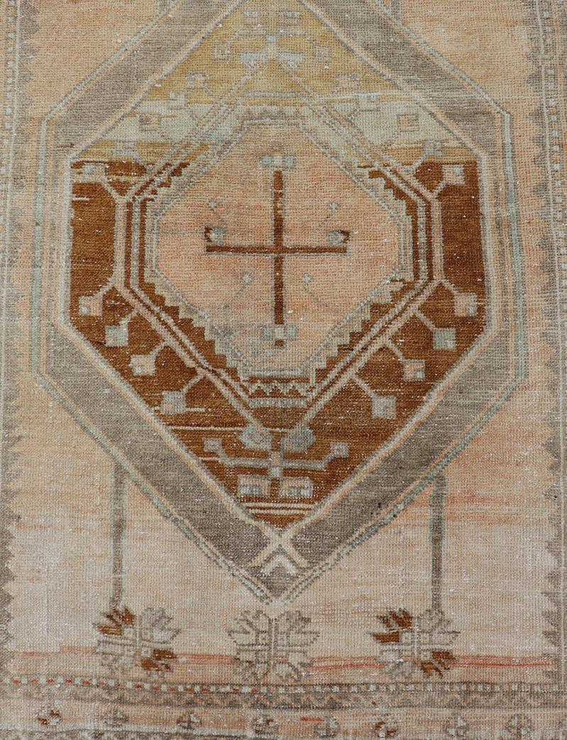 Türkischer geometrischer Oushak-Läufer in warmen Beige- und Goldtönen, Vintage im Angebot 4