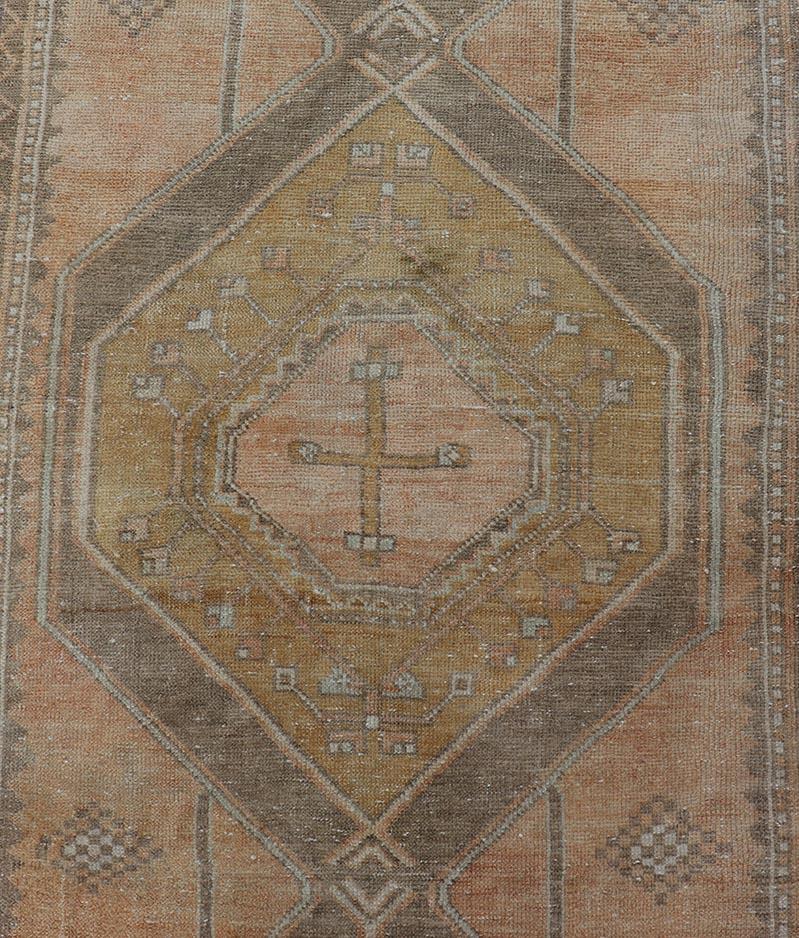 Türkischer geometrischer Oushak-Läufer in warmen Beige- und Goldtönen, Vintage im Angebot 5