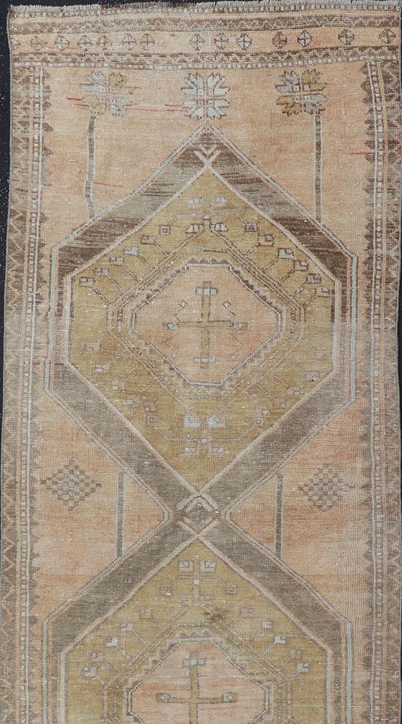 Türkischer geometrischer Oushak-Läufer in warmen Beige- und Goldtönen, Vintage (Handgeknüpft) im Angebot