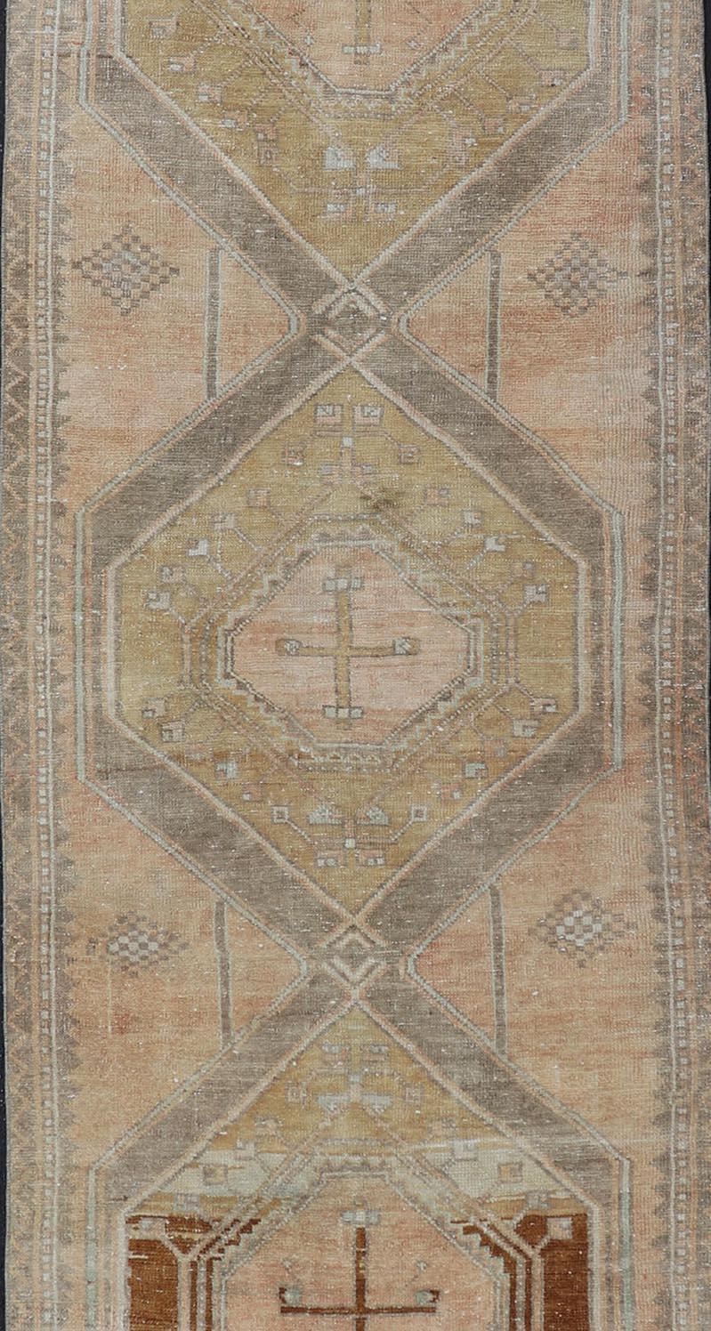 Türkischer geometrischer Oushak-Läufer in warmen Beige- und Goldtönen, Vintage im Zustand „Gut“ im Angebot in Atlanta, GA