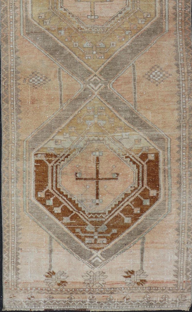 Türkischer geometrischer Oushak-Läufer in warmen Beige- und Goldtönen, Vintage (20. Jahrhundert) im Angebot