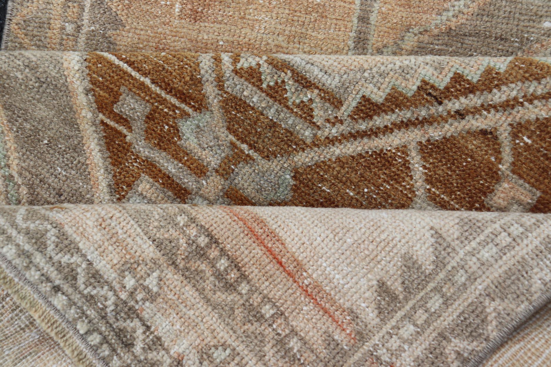 Türkischer geometrischer Oushak-Läufer in warmen Beige- und Goldtönen, Vintage im Angebot 1