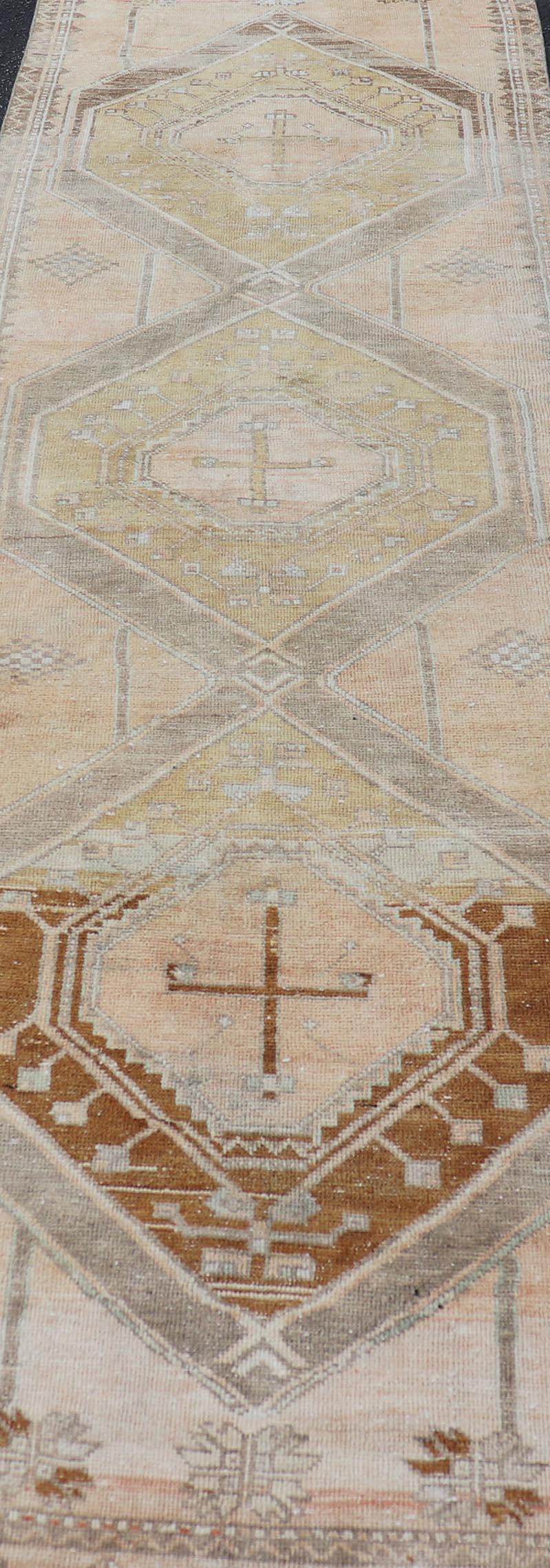 Türkischer geometrischer Oushak-Läufer in warmen Beige- und Goldtönen, Vintage im Angebot 2