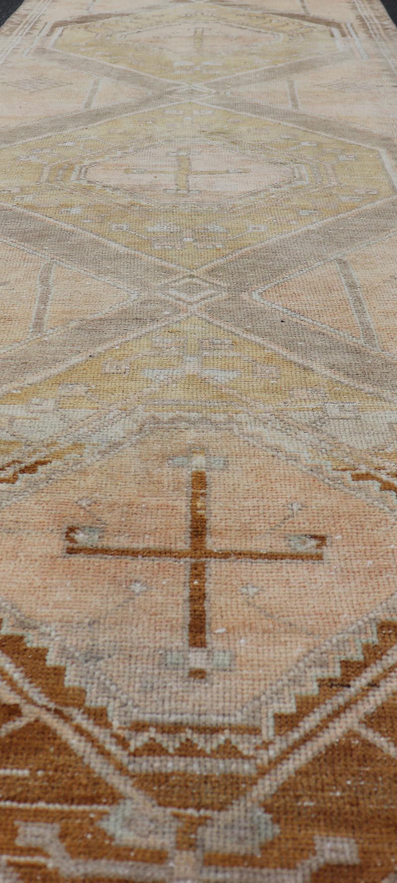 Türkischer geometrischer Oushak-Läufer in warmen Beige- und Goldtönen, Vintage im Angebot 3