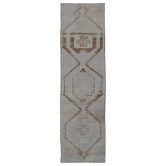 Vintage Turkish Geometric Oushak Runner avec Medallions en Taupe et Brown