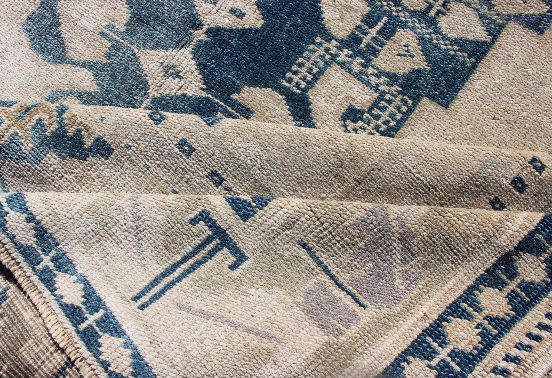 Türkischer handgeknüpfter Oushak-Teppich mit zentralem Medaillon in Blau und Creme, Vintage im Angebot 4