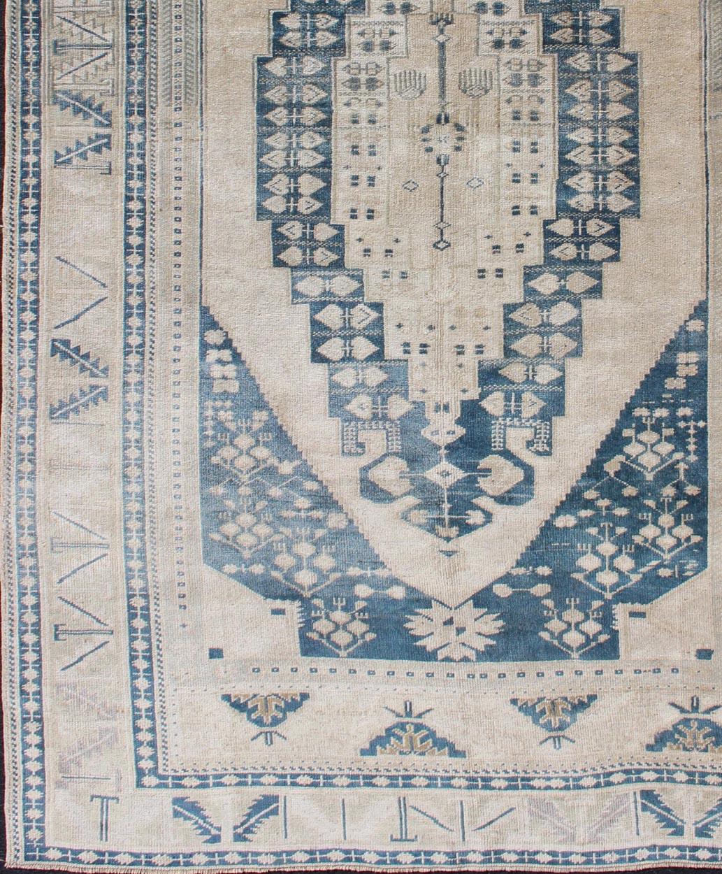 Vintage Turkish Oushak rug with Central Medallion in cream and blue, rug/TU-MTU-4936, Keivan Woven Arts / country of origin / type: Turkey / Oushak, circa 1940

This sublime and enchanting vintage rug, a gorgeous Oushak rug made in Turkey during