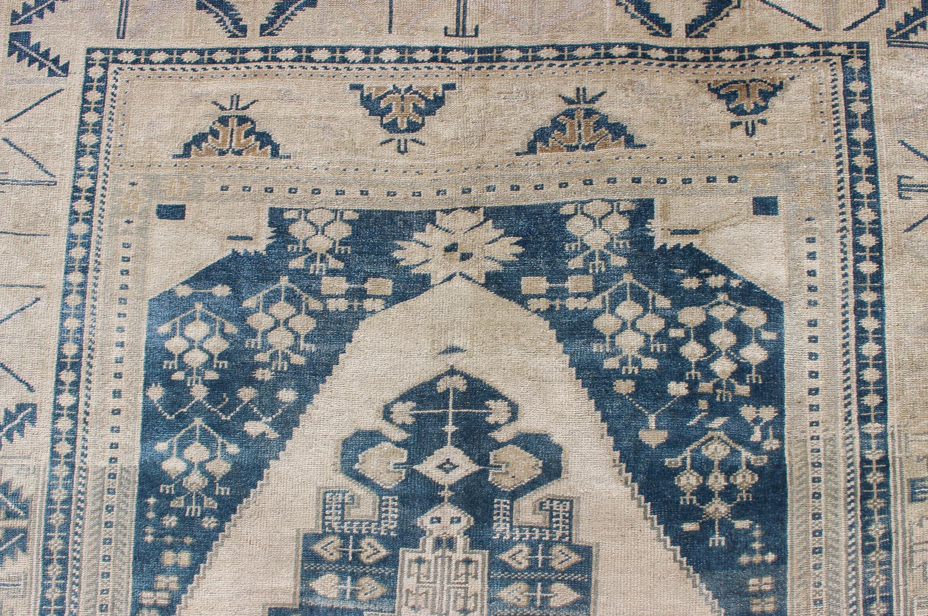 Türkischer handgeknüpfter Oushak-Teppich mit zentralem Medaillon in Blau und Creme, Vintage im Angebot 2