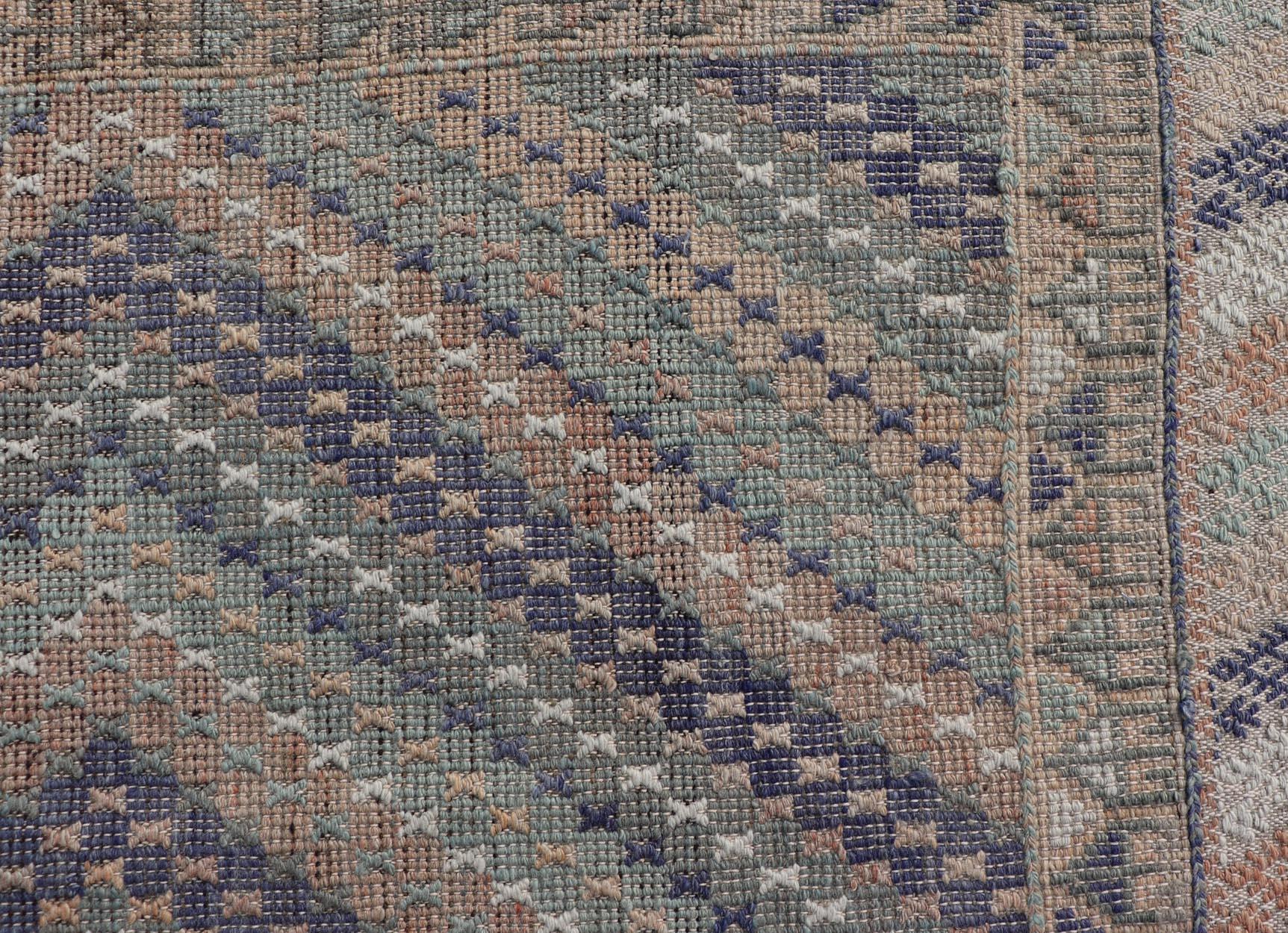 Vintage Turkish hand woven Kilim rug in wool with diamond design. Vintage Kilim rug with all-over sub-geometric diamond design, Keivan Woven Arts; rug TU-NED-50001, country of origin / type: Turkey / Kilim, circa 1950.

Measures: 6'2 x 10'10 

This