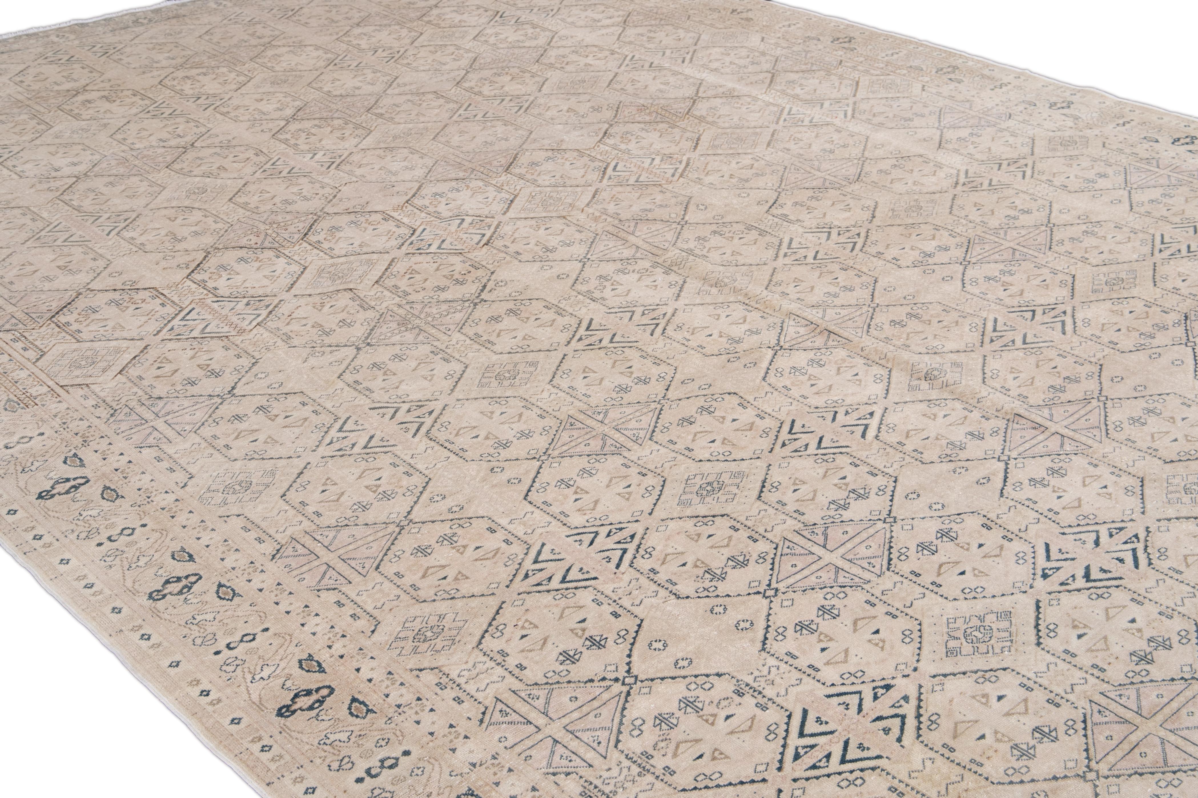Türkischer handgefertigter beigefarbener geometrischer Wollteppich, handgefertigt im Angebot 2