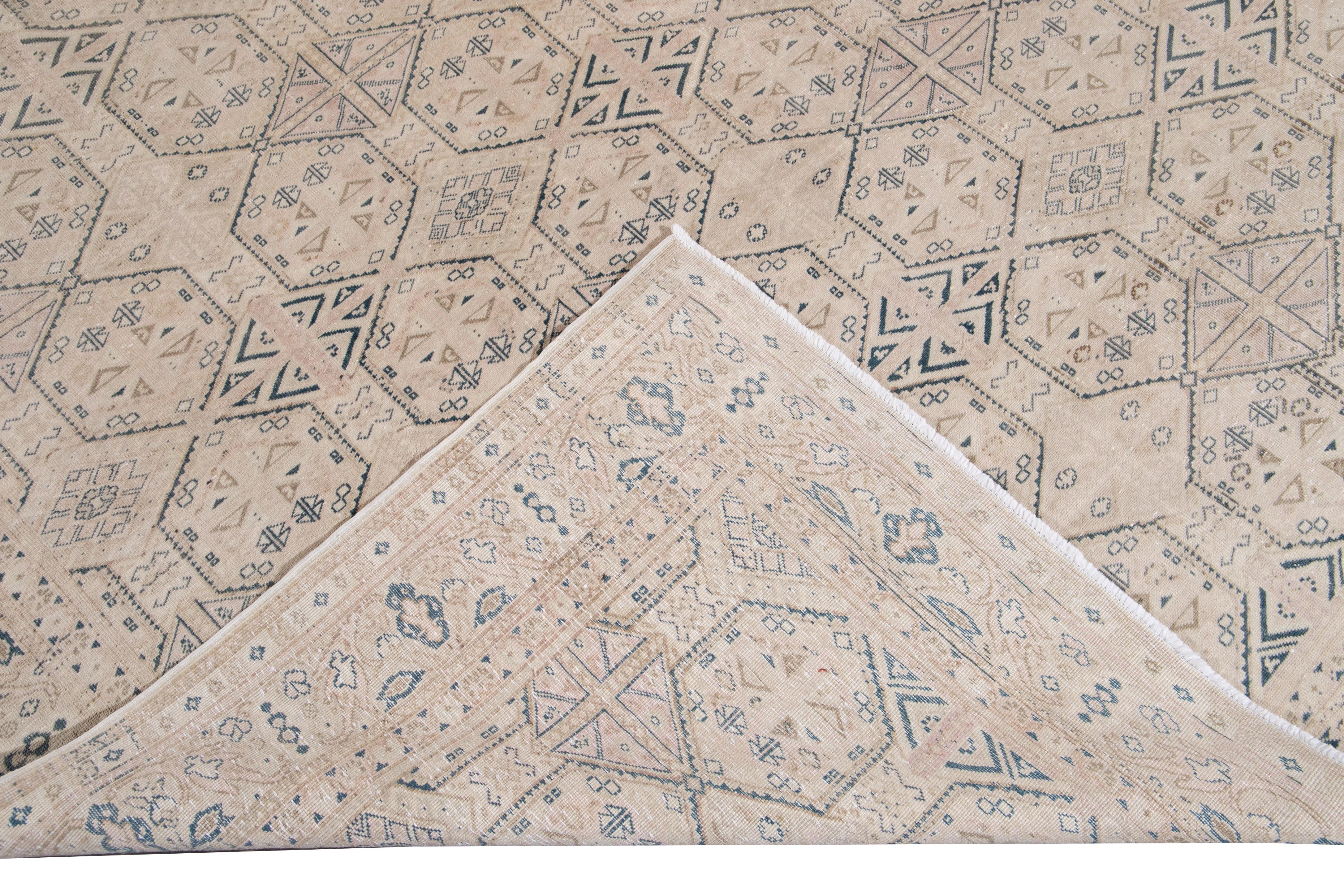 Schöner türkischer handgeknüpfter Wollteppich mit beigem Feld. Dieser türkische Teppich hat marineblaue, rosafarbene und braune Akzente und ein wunderschönes geometrisches All-Over-Muster.

Dieser Teppich misst: 9' 4