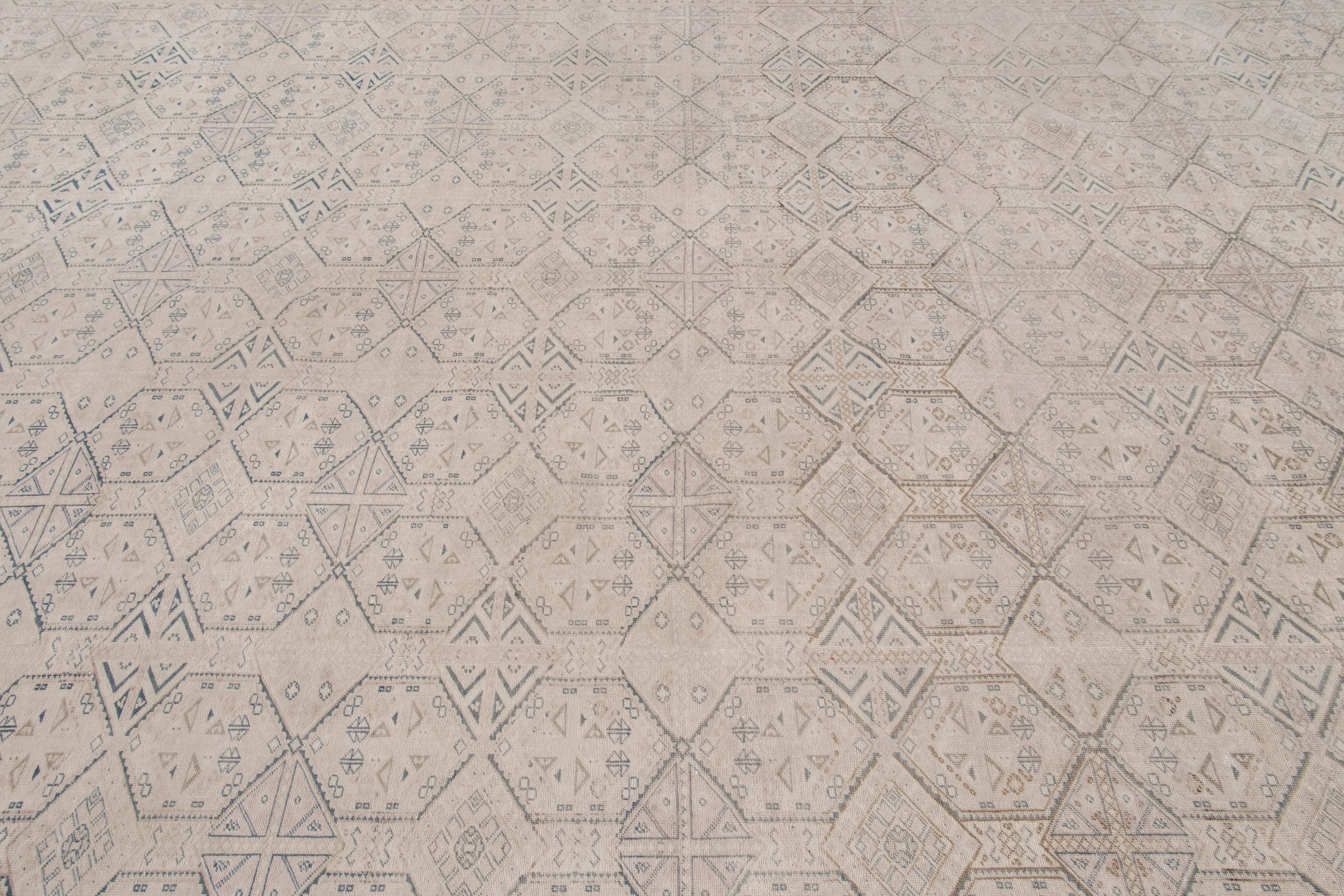 Türkischer handgefertigter beigefarbener geometrischer Wollteppich, handgefertigt im Angebot 1