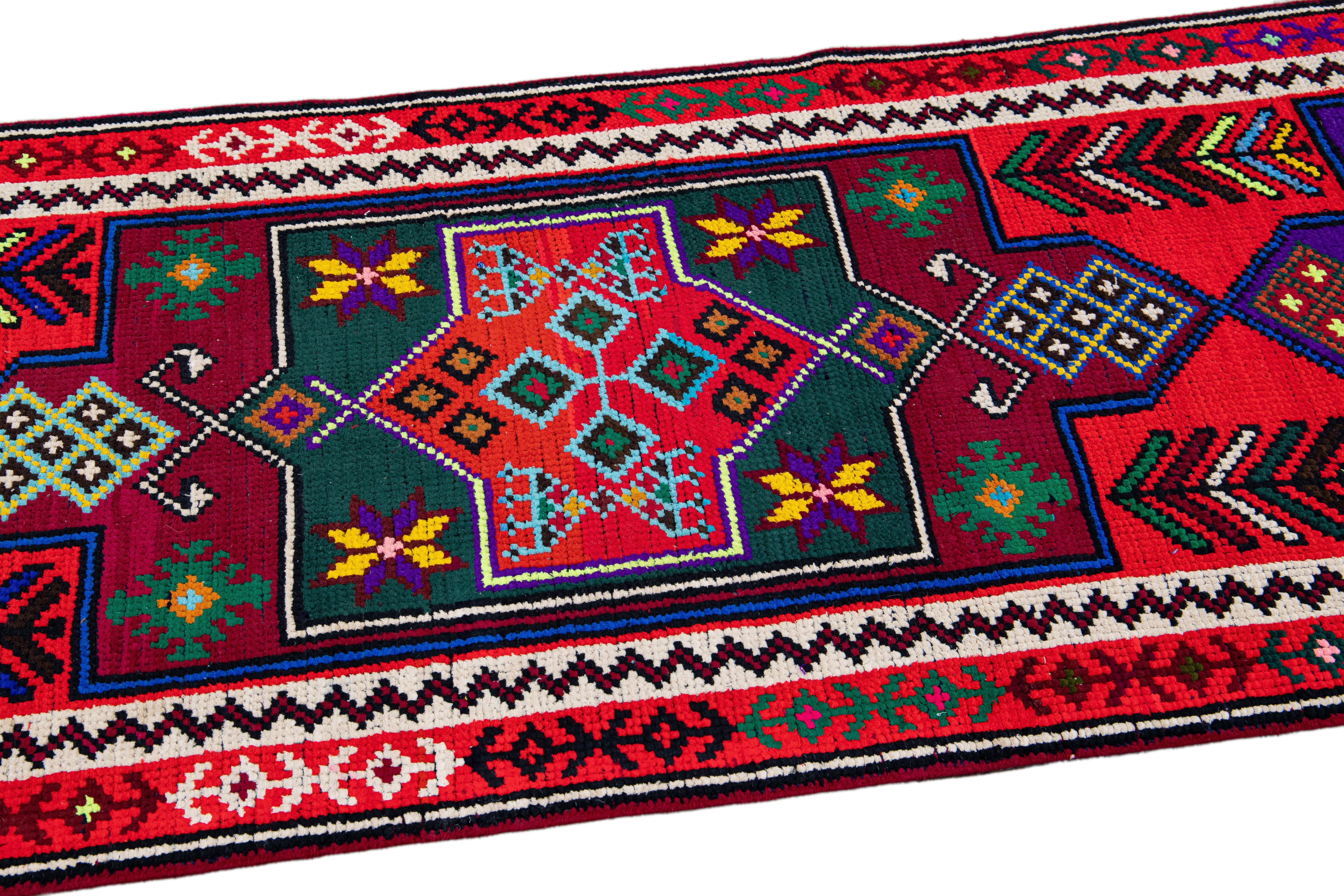 Schöner alter türkischer handgeknüpfter Wollteppich mit rotem Feld. Dieser Teppich hat einen rot-weiß gestalteten Rahmen und mehrfarbige Akzente in einem prächtigen geometrischen Tribal-Muster.

Dieser Teppich misst: 2'9